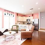 Lipstick & Boots - Luxury 3-Level Condo With Private Garage Near Music Row