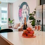 King & Queen 2 Homes - 24 Beds City Views