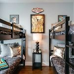 King & Queen 2 Homes - 24 Beds City Views