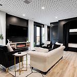 Top Floor Neo Suite, Walk To Broadway & Views