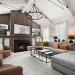The Blue Note - Luxe Outdoor Retreat & Pool - Close To Downtown