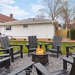 Home With Fenced In Yard And Firepit, Walk To Coffee And Food