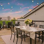 The Velvet Spur - Rooftop Retreat Near Germantown