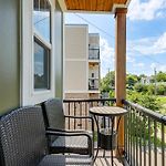 4 Mi To Broadway: Chic Townhome W/ Home Office!