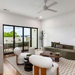 12 South Home With Rooftop Sauna, Wet Bar, And Two Car Garage