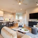 Heated Pool + Hot Tub + Sauna • 7 Min To Broadway