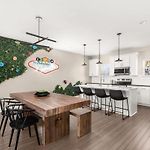 Luxury Townhome Rooftop Deck Near Broadway