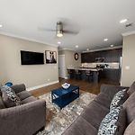 Great Location 2 Bedroom Condo Minutes To Downtown