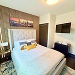 Queen Room Broadway Vandy Tsu