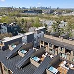 Contemporary Townhome Rooftop Hot Tub & Fireplace