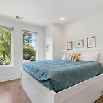 Prince Ave Sleeps 8 2 Master Suites Huge Parking