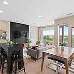 River View Luxury Condo With Garage, Walk To Downtown