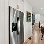 Modern Townhouse Close To Broadway