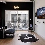 Downtown Nashville Walk To Broadway Pool, Private Balcony, Free Parking!