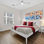 2Br Apartment Near Broadway W Fireplace & Pool