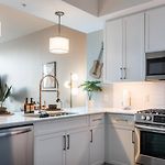 Luxury Gulch Condo Skyline Views, Pool, Parking