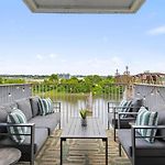 River View Luxury Condo With Garage, Walk To Downtown