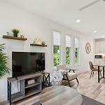 Modern Townhouse Close To Broadway