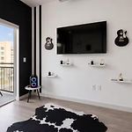 Downtown Nashville Walk To Broadway Pool, Private Balcony, Free Parking!
