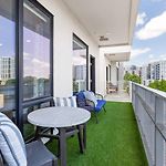 Modern Gulch Getaway With Pool, Garage And Balcony