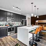 Mid-Century Sunlit Condo - Min To Brdwy - Parking