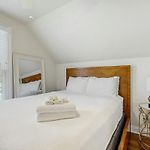 Modern Downtown Escape Modern Decor Fast Wifi