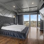 Modern Oasis Downtown Skyline View Prime Nashville