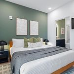 River View Luxury Condo With Garage, Walk To Downtown