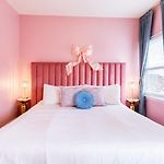 Sweet & Glam Pop Suite Near Vanderbilt & Downtown