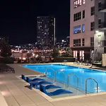 Downtown Nashville Walk To Broadway Pool, Private Balcony, Free Parking!