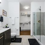 Mid-Century Sunlit Condo - Min To Brdwy - Parking