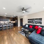 Great Location 2 Bedroom Condo Minutes To Downtown