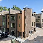 Modern 4Br Nashville Townhouse Rooftop Lounge