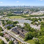Modern 4Br Nashville Townhouse Rooftop Lounge