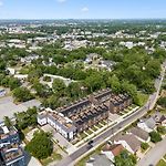 Modern 4Br Nashville Townhouse Rooftop Lounge