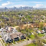 Modern East Nashville Townhome Walk To Local Favorite Restaurants And Bars 2 Car Garage Smart Tvs In Every Room Near Five Points The Gulch And 10 Min To Broadway 24 Hr Hospitality