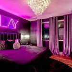 Playmate Lounge - Rooftop Hot Tub Game Room