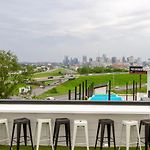 Playmate Lounge - Rooftop Hot Tub Game Room