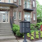 West End Townhome With 2 En-Suites And Free Private Parking