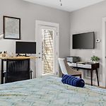 Three-Level West End Apartment With Private Office And Free Secured Parking