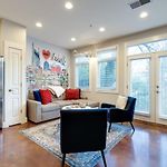 Three-Level West End Apartment With Private Office And Free Secured Parking