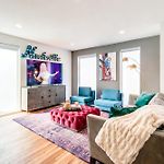 Luxury Retreat: Rooftop Hot Tub Double Deck & Game Room