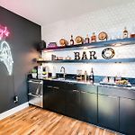 Luxury Retreat: Rooftop Hot Tub Double Deck & Game Room