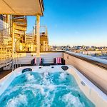 Luxury Retreat: Rooftop Hot Tub Double Deck & Game Room