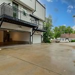 Unforgettable Townhome-Close To Broadway-10 Beds!