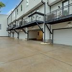 Unforgettable Townhome-Close To Broadway-10 Beds!