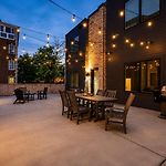 Stylish West End Stay With Rooftop & Patio