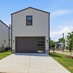 Executive Mid Term Nashville Rental - Office And Garage