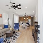 Executive Mid Term Nashville Rental - Office And Garage