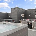 The Hubb House - Relaxing Rooftop Hot Tub